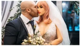 Yuri e "Margo", a boneca sexual que estava namorando há oito meses.