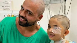 Imagem ilustrativa da notícia Médico deixa menino de 8 anos que passou por cirurgia de tumor raspar sua cabeça e vídeo viraliza