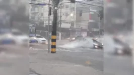 No cruzamento da avenida José Malcher com a travessa Castelo Branco o chão ficou completamente alagado.