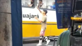 Vídeo flagra ação de uma criminoso ao tentar roubar uma passageira.