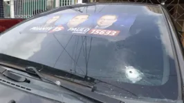 Imagens mostram tiros que atingiram as paredes e um veículo que estav estacionado na frente da casa de Patrícia Queiroz.