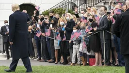 Trump acena para eleitores em frente à Casa Branca