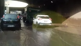 Túnel do Entroncamento amanheceu alagado nesta quinta-feira (22). 