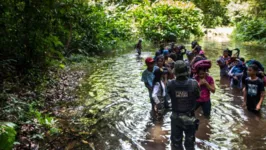 Visitantes podem realizar passeios e trilhas no parque, mas devem ter cuidado para evitar acidentes.