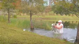 Homem luta contra o réptil para salvar seu animal de estimação