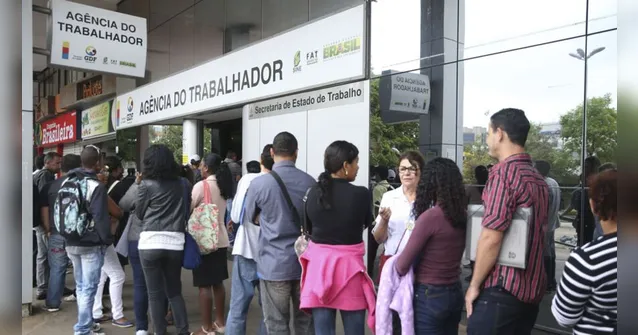 Imagem ilustrativa da notícia Pedidos de seguro-desemprego caem 16,9% em outubro