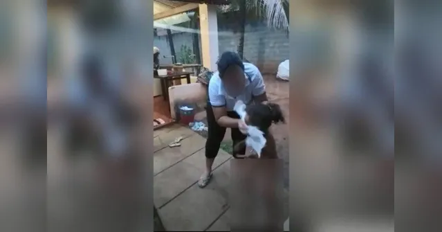 Imagem ilustrativa da notícia Mãe tortura e esfrega fralda suja no rosto da filha de 1 ano e 9 meses em vídeo chocante