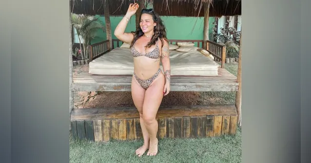 Imagem ilustrativa da notícia Ex-BBB Maria Cláudia exibe curvas com biquíni de oncinha 