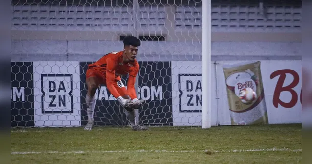 Imagem ilustrativa da notícia Goleiro bicolor tem a chance que aguardava desde os 17 anos 
