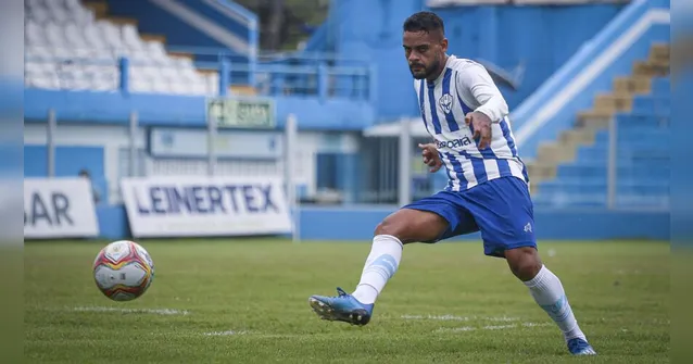 Imagem ilustrativa da notícia Meia bicolor destaca crescimento na reta final da Série C