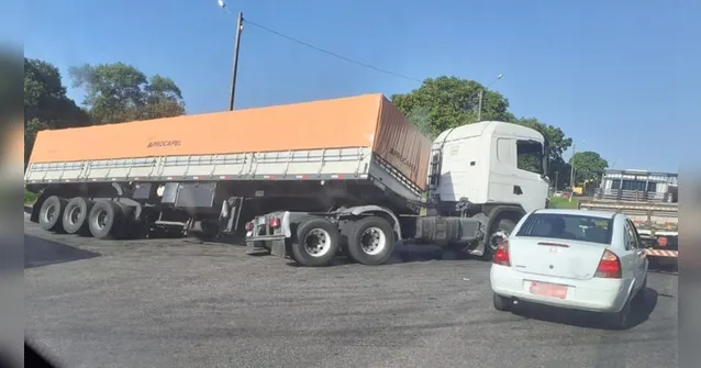 Imagem ilustrativa da notícia Carreta faz manobra arriscada e quase tomba na BR-316