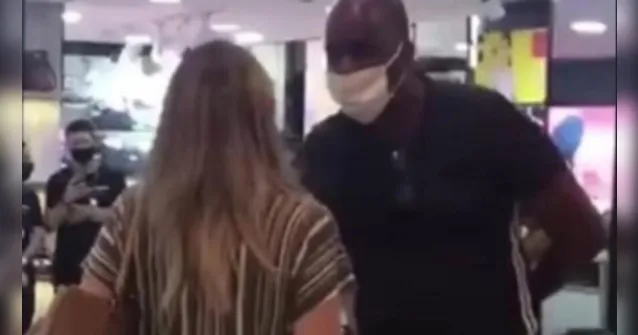 Imagem ilustrativa da notícia Homem é vítima de racismo dentro de shopping e reage