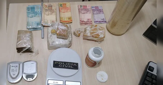 Imagem ilustrativa da notícia Homem
é preso após polícia encontrar droga enterrada