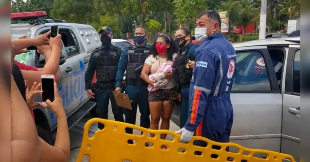 Imagem ilustrativa da notícia Mãe dá à luz em carro de aplicativo e engarrafa trânsito na Pedreira