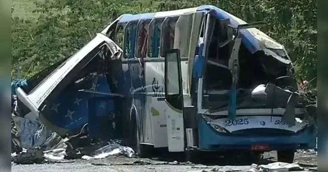 Imagem ilustrativa da notícia Sobe para 41 o número de mortos em colisão entre ônibus e caminhão