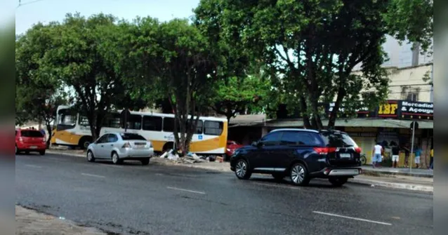 Imagem ilustrativa da notícia Ônibus descontrolado colide com carro e fica atravessado em avenida de Belém