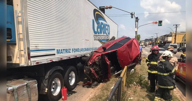 Imagem ilustrativa da notícia Colisão com caminhão deixa carro completamente destruído na BR-316