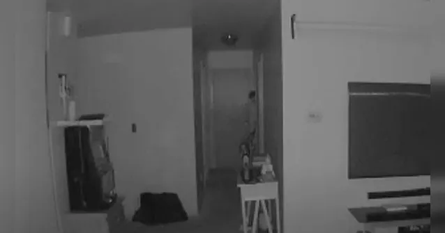 Imagem ilustrativa da notícia Câmera registra fantasma olhando para dentro de quarto de bebê; veja