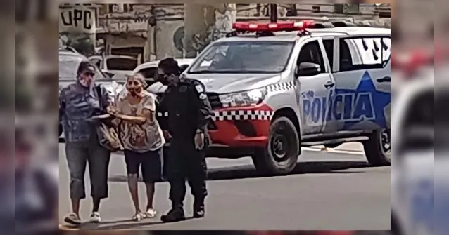 Imagem ilustrativa da notícia Foto de policiais ajudando idosa a atravessar avenida em Belém repercute