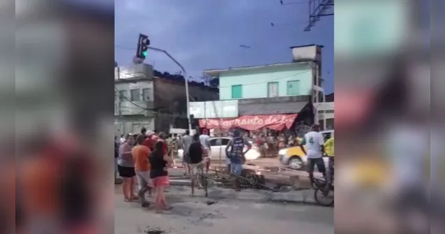 Imagem ilustrativa da notícia Moradores do Curió-Utinga protestam na João Paulo II pelo segundo dia