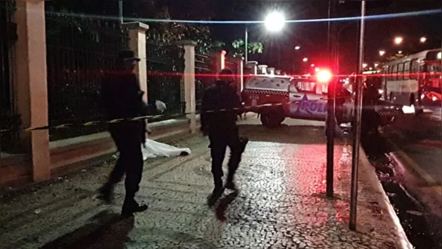 Imagem ilustrativa da notícia Morto em frente ao Bosque Rodrigues Alves levava celulares e uma faca