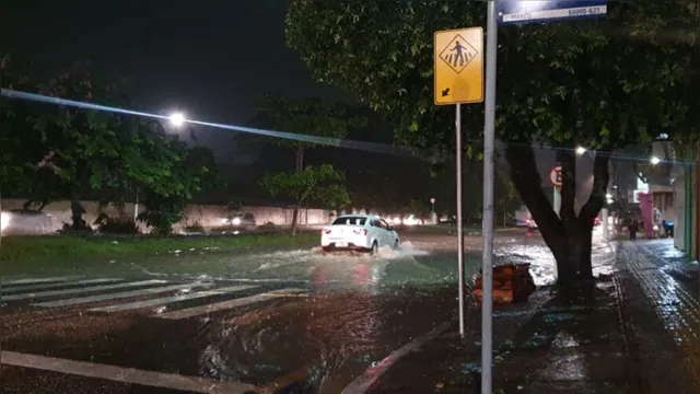 Imagem ilustrativa da notícia Vídeo: Belém tem canal transbordando, ruas alagadas e trânsito congestionado com forte chuva