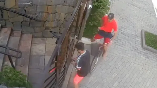 Imagem ilustrativa da notícia Para evitar assalto, rapaz joga celular pelo portão. Veja o vídeo