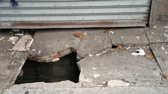 Imagem ilustrativa da notícia Homem cai em buraco de calçada e quase é devorado por ratos, veja o vídeo!