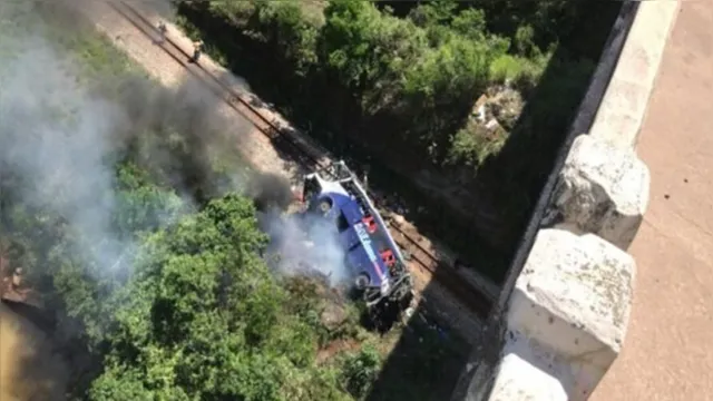 Imagem ilustrativa da notícia Ônibus cai de viaduto em BR e deixa pelo menos 11 mortos. Veja o vídeo