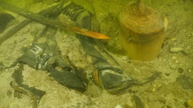 Imagem ilustrativa da notícia Mergulhadores encontram restos mortais de soldado medieval em lago, veja!