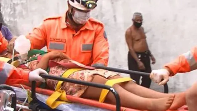 Imagem ilustrativa da notícia Criança de 6 anos é resgatada após cair em fundação de obra