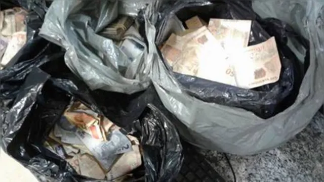 Imagem ilustrativa da notícia Brincando, criança joga R$ 30 mil no lixo e família faz buscas em aterro sanitário