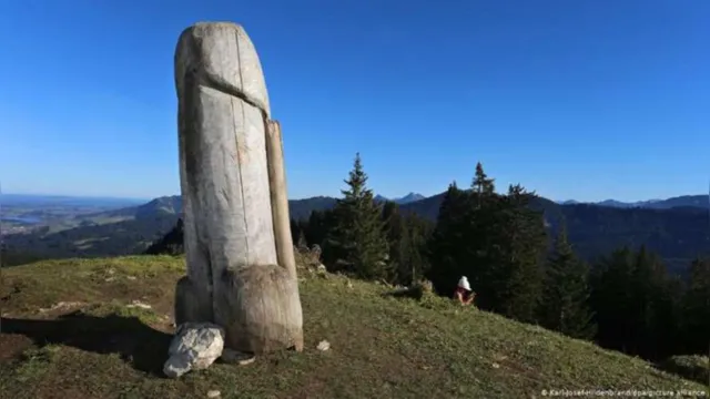 Imagem ilustrativa da notícia Pênis gigante de madeira desaparece na Alemanha