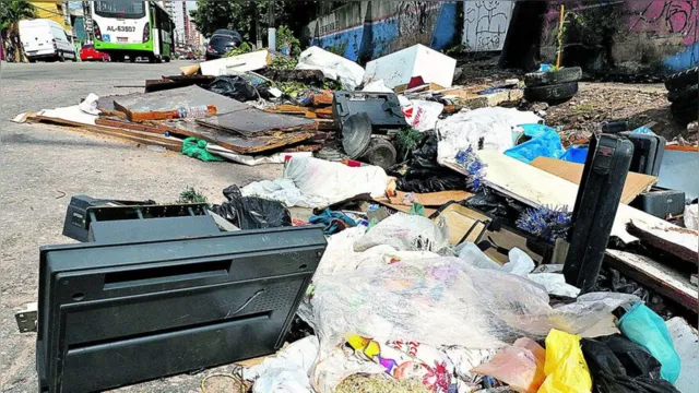 Imagem ilustrativa da notícia Lixo, alagamentos e calçada quebrada prejudicam abrigo em Belém
