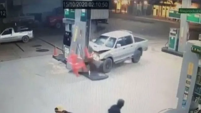 Imagem ilustrativa da notícia Mulher perde controle de caminhonete e atinge pilar de posto de gasolina