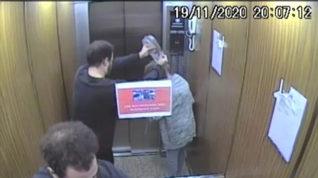 Imagem ilustrativa da notícia Jovem é preso após agredir avó, de 76 anos, no elevador, veja o vídeo!