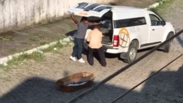 Imagem ilustrativa da notícia Corpo cai de carro funerário e acaba sendo ‘esquecido’ no meio da rua, veja o vídeo! 