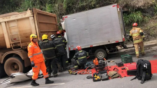 Imagem ilustrativa da notícia Socorrista morre esmagada por caminhão durante resgate de vítimas de acidente 