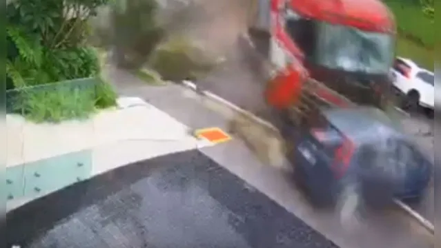 Imagem ilustrativa da notícia Vídeo impressionante: caminhão desgovernado bate em 10 carros. Assista