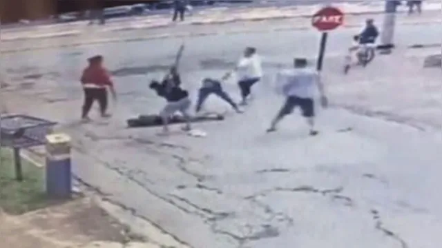 Imagem ilustrativa da notícia Homem bate na esposa e filha e acaba espancado a pauladas por moradores, veja o vídeo!