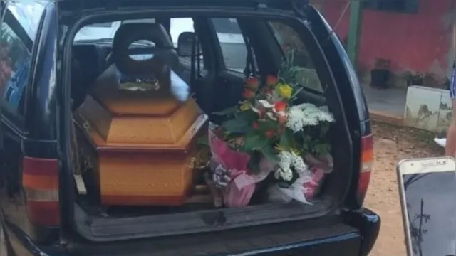 Imagem ilustrativa da notícia Durante enterro de mãe e filho, família descobre que corpo de bebê foi trocado 