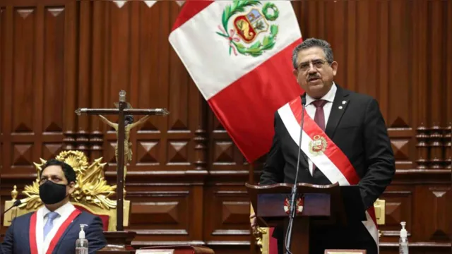 Imagem ilustrativa da notícia Presidente interino do Peru anuncia renúncia ao cargo