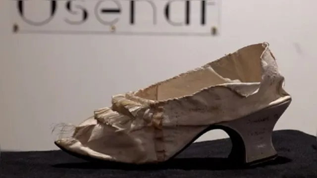 Imagem ilustrativa da notícia Sapato da rainha Maria Antonieta é vendido por R$282 mil em leilão