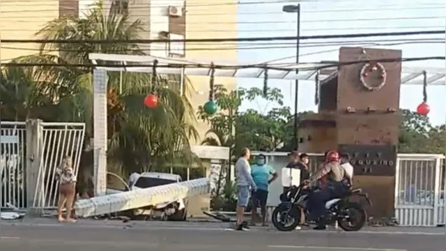 Imagem ilustrativa da notícia Vídeo mostra momento em que carro destrói fachada de condomínio em Ananindeua