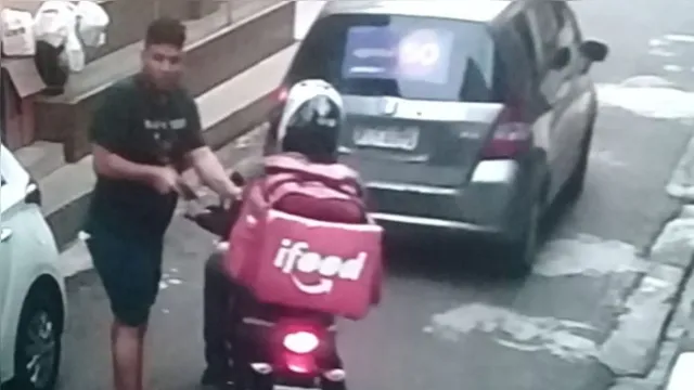 Imagem ilustrativa da notícia Assaltante desce de carro e rouba moto de entregador de aplicativo em Belém 
