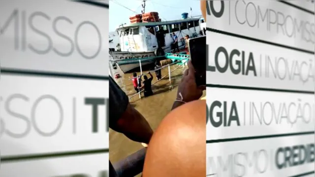 Imagem ilustrativa da notícia Barco com carga de açaí afunda no trapiche de Icoaraci; assista!