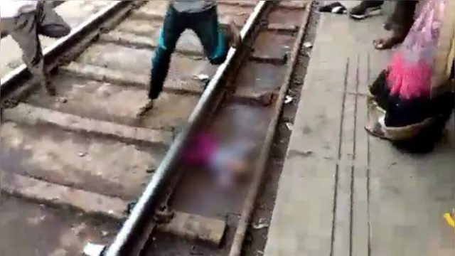 Imagem ilustrativa da notícia Bebê escapa da morte após cair em trilho e trem passar por cima