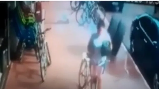 Imagem ilustrativa da notícia Rodas de caminhão se soltam e atropelam mulher na calçada, veja o vídeo!