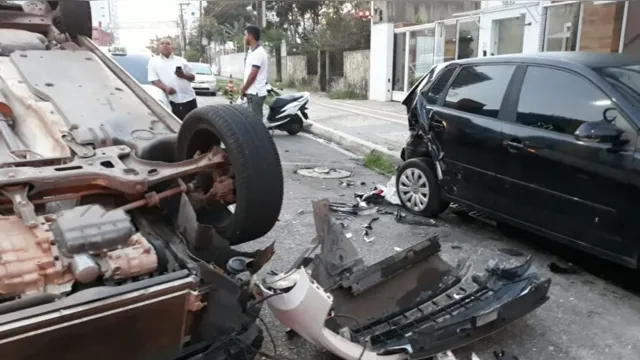 Imagem ilustrativa da notícia Colisões: carro capota no centro de Belém e motoristas trocam socos na rua. Veja o vídeo