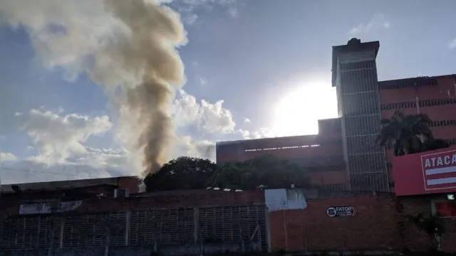 Imagem ilustrativa da notícia Incêndio atinge depósito de loja no Distrito Industrial